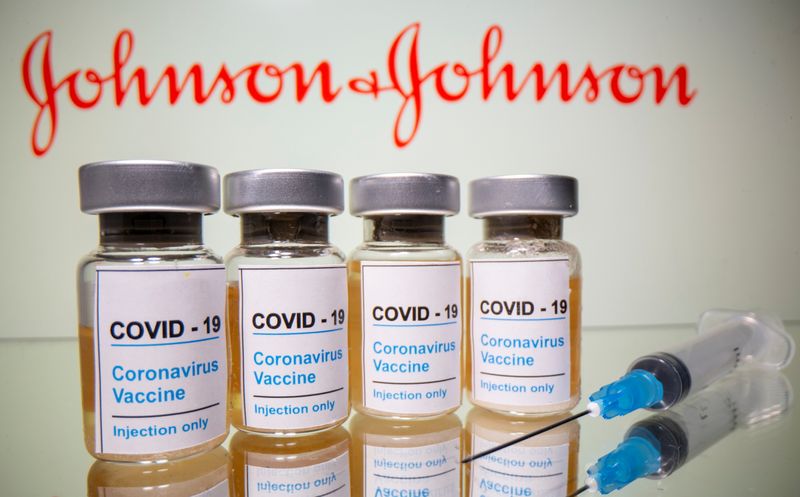&copy; Reuters. Quattro fiale con l&apos;etichetta &apos;Vaccino Covid-19&apos; e una siringa davanti al logo J&amp;J