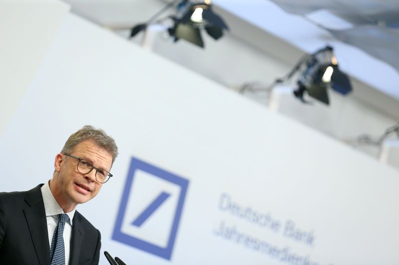 © Reuters. Christian Sewing, CEO of Deutsche Bank AG, addresses the media during the bank's annual news conference in Frankfurt