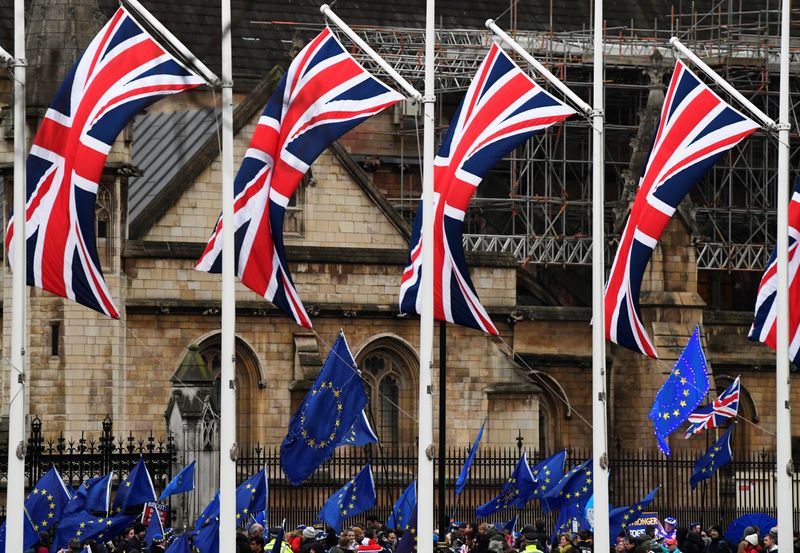© Reuters. FOTO DE ARCHIVO: Las banderas de Reino Unido y de la UE delante del Parlamento en Londres, Reino Unido, el 30 de enero de 2020