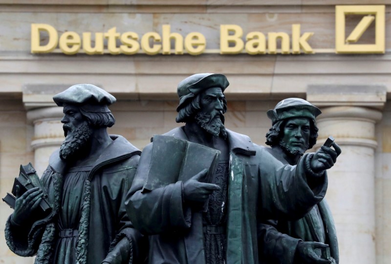 &copy; Reuters. Statue davanti al logo di Deutsche Bank a Francoforte