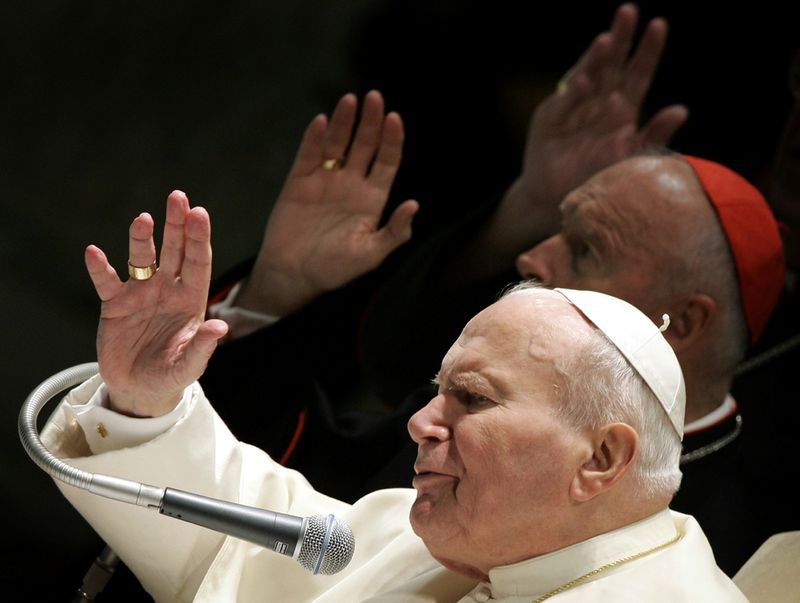 © Reuters. FILE PHOTO: Pope John Paul II and Archbishop of Washington Cardinal McCarrick give their blessing at end ...