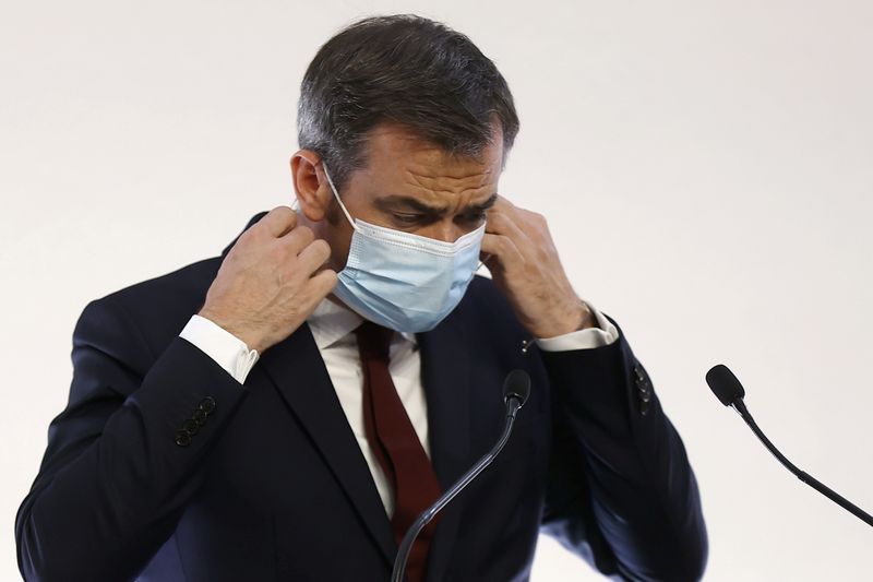 © Reuters. Ministro da Saúde francês, Olivier Véran, durante coletiva de imprensa em Paris