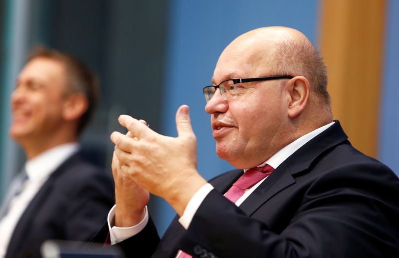 © Reuters. FOTO DE ARCHIVO: El ministro de Economía alemán Peter Altmaier durante una conferencia de prensa, en Berlín, Alemania, el 30 de octubre de 2020