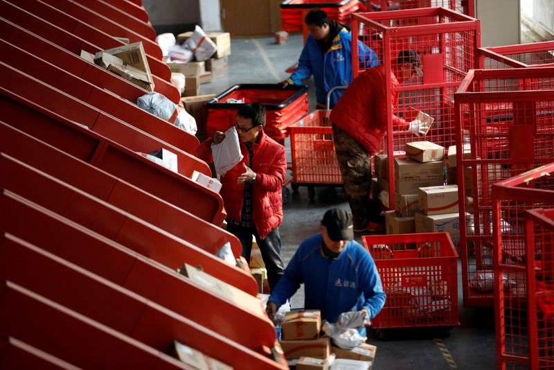 &copy; Reuters. FILE PHOTO: JD.com&apos;s smart logistics center on Singles Day shopping festival in Beijing