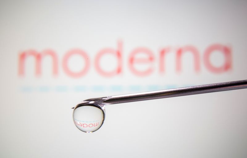 © Reuters. Moderna's logo is reflected in a drop on a syringe needle in this illustration