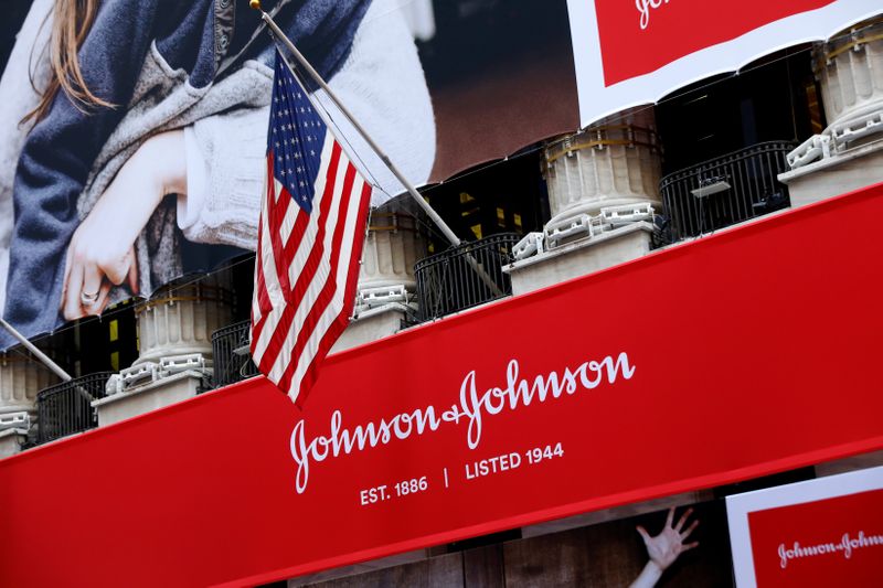 &copy; Reuters. Logo da Johnson and Johnson em Nova York