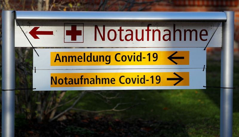 © Reuters. Foto del lunes de un cartel para ingresar al servicio de emergencia en un hospital en Neuruppin, Alemania