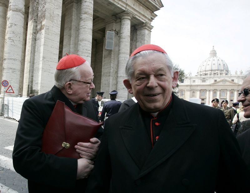 © Reuters. FILE PHOTO: Polish cardinals Glemp and Gulbinowicz walk through the Vatican.