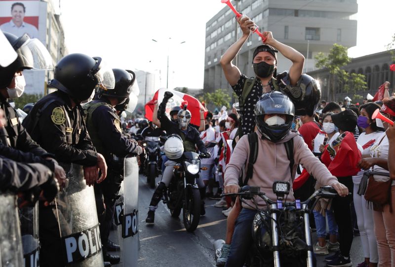 © Reuters. Grupos de jóvenes salen a las calles del centro de Lima en reacción a la renuncia del presidente interino Manuel Merino en Perú. Noviembre 15, 2020.  REUTERS/Angela Ponce