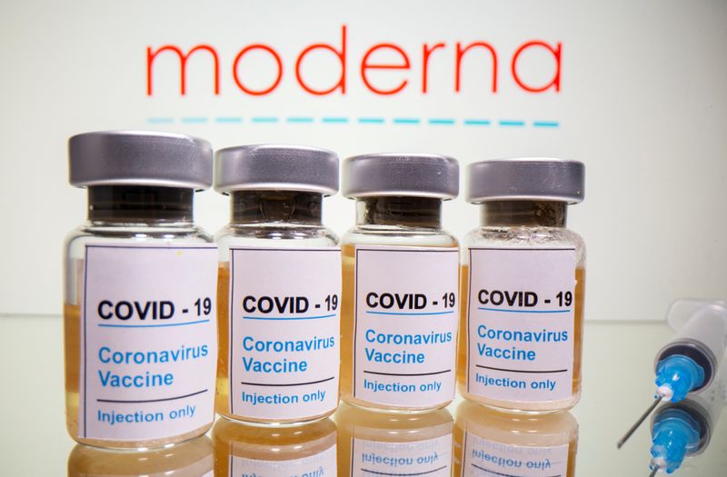 &copy; Reuters. Delle fialette che riportano la scriita &quot;Covid-19/Vaccino contro il Coronavirus / Solo per inoculazione&quot; e una siringa davanti al logo di Moderna