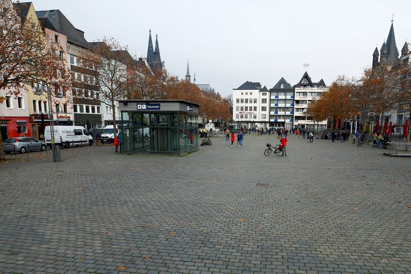 &copy; Reuters. Pessoas caminham em Colonia, na Alemanha, em meio a pandemia de Covid-19