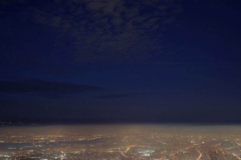 © Reuters. FILE PHOTO: General view shows the city of Sofia covered in smog