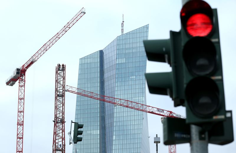© Reuters. FILE PHOTO: Specialists work on a crane in front of the European Central Bank (ECB) in Frankfurt