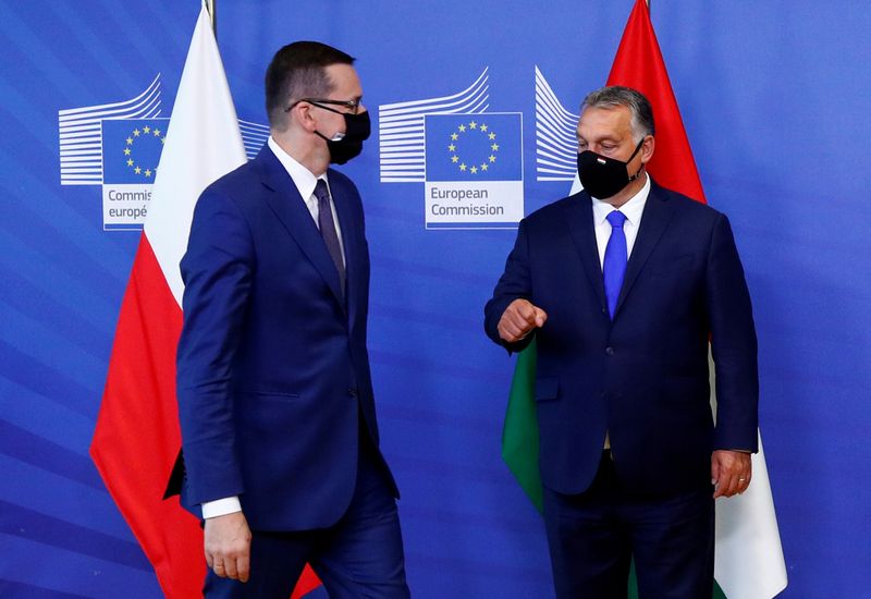 &copy; Reuters. Il Primo ministro polacco Mateusz Morawiecki e il Primo ministro ungherese Viktor Orban prima di un meeting della Commissione europea a Bruxelles