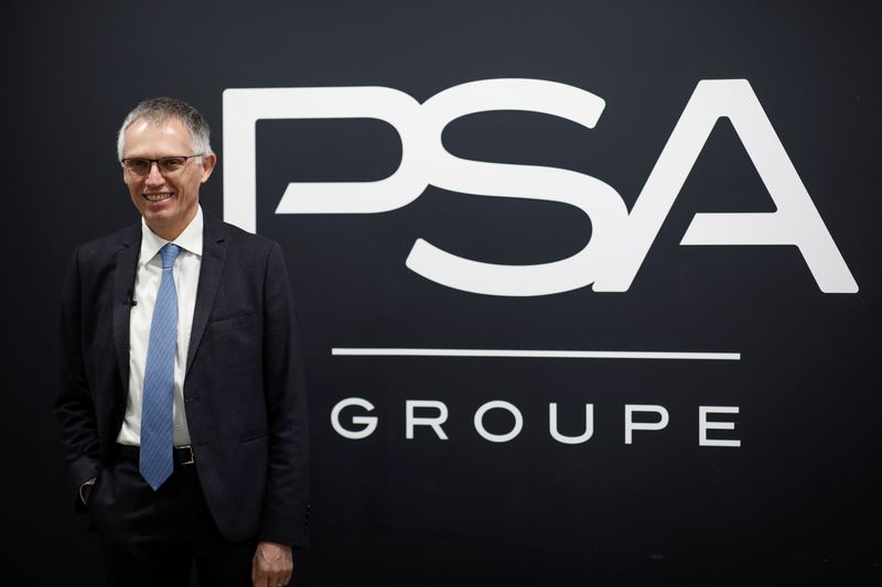 &copy; Reuters. Carlos Tavares, Ceo di Psa, davanti al logo del gruppo francese a Parigi