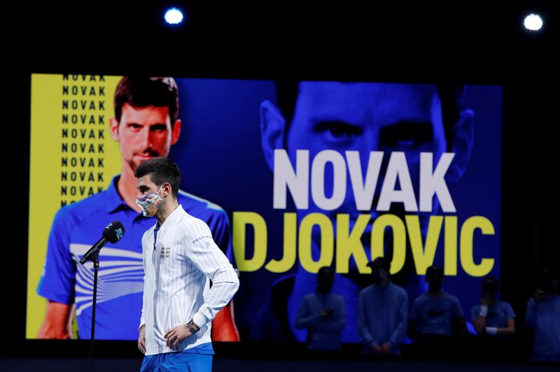 © Reuters. ديوكوفيتش يسحق شوارتزمان المشارك لأول مرة في البطولة الختامية
