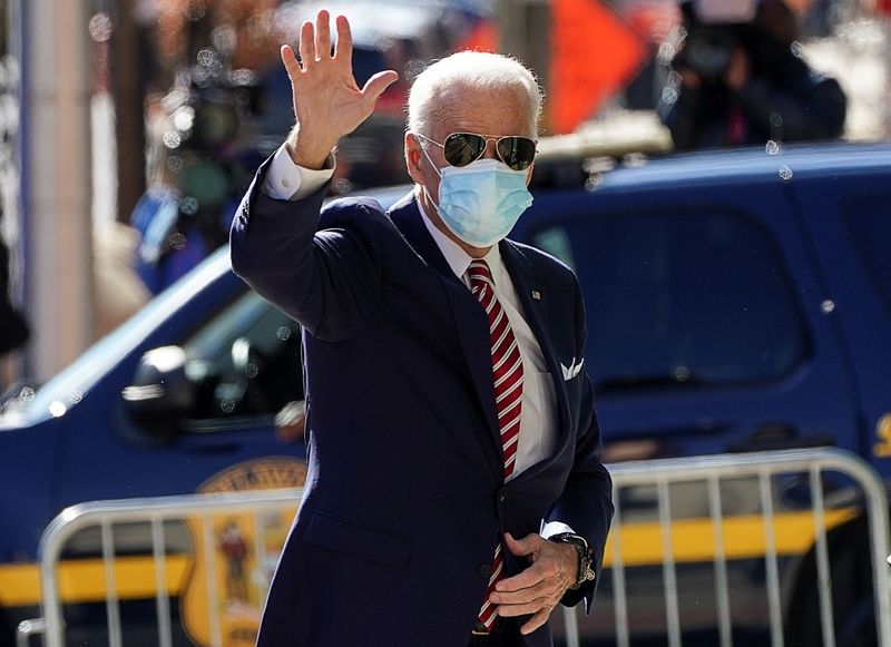 © Reuters. U.S. President-elect Joe Biden attends briefing with transition team in Wilmington, Delaware