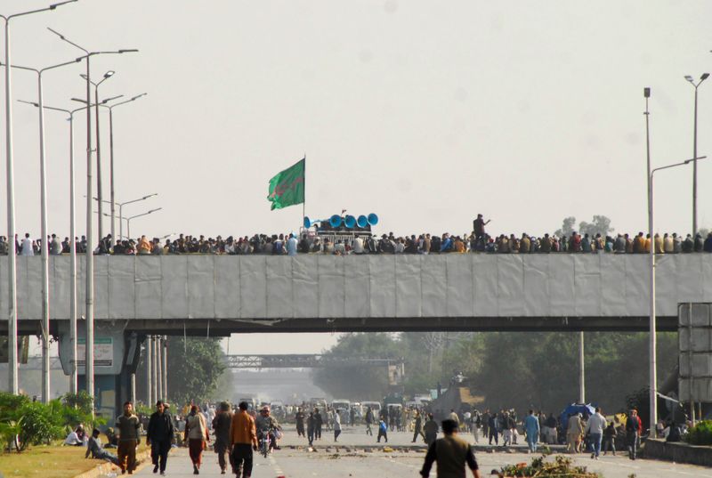 © Reuters. متشددون يشتبكون مع شرطة باكستان في احتجاجات على الرسوم المسيئة للنبي محمد