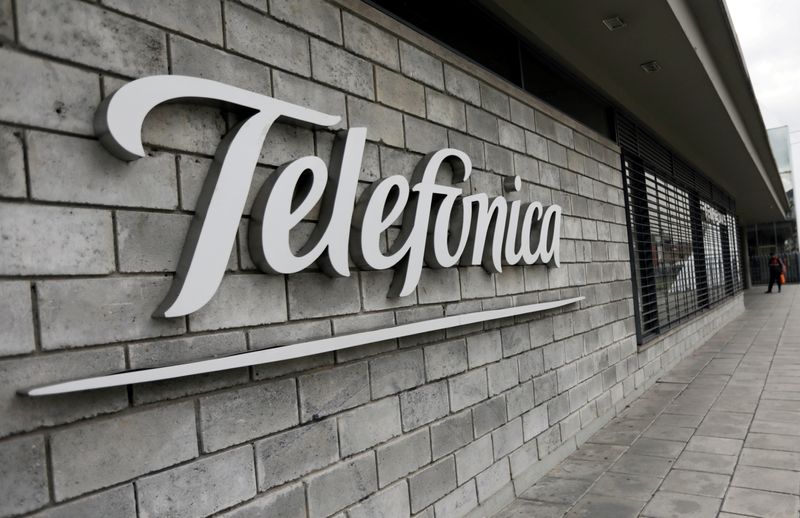 &copy; Reuters. FOTO DE ARCHIVO: El logo de Telefónica en la sede de la compañía en Bogotá, Colombia, el 28 de mayo de 2019