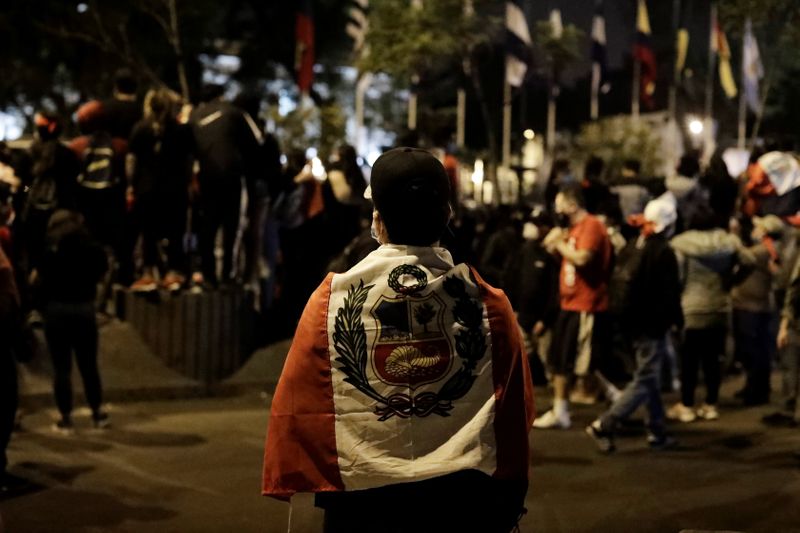 &copy; Reuters. Pessoas se reúnem do lado de fora do Congresso peruano em Lima