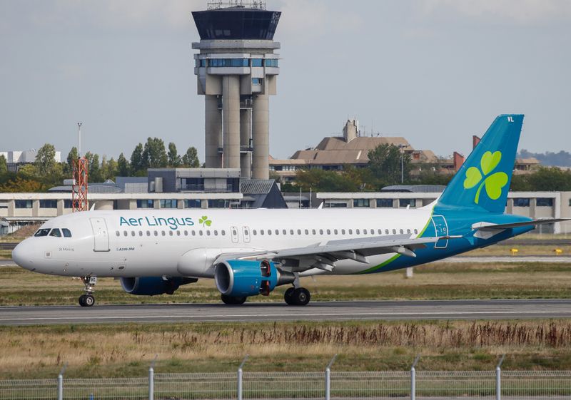 &copy; Reuters. An Aer Lingus Airbus A320 prepares to take off at the builder&apos;s headquarters in Colomiers near Toulouse