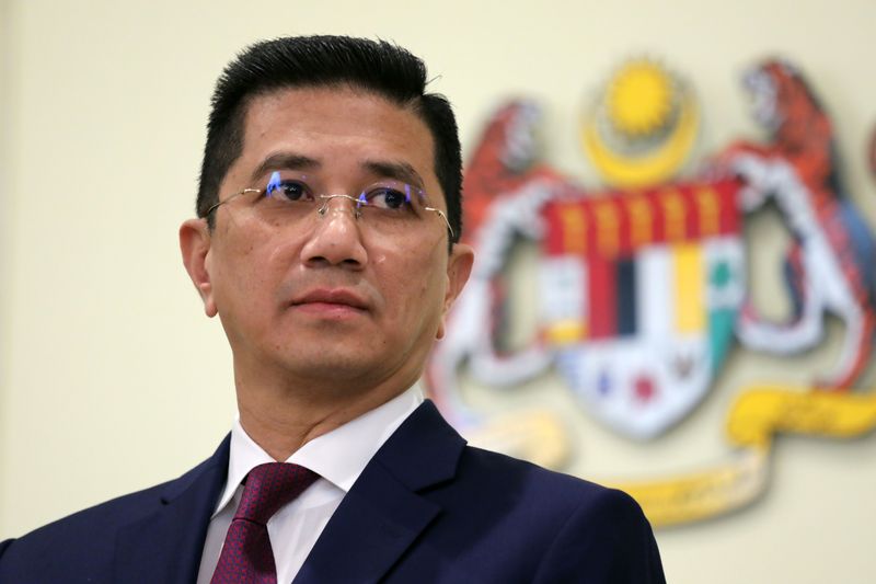 &copy; Reuters. Foto de archivo. El ministro de Comercio Internacional e Industria de Malasia, Azmin Ali, reacciona durante una conferencia de prensa en Putrajaya, Malasia.