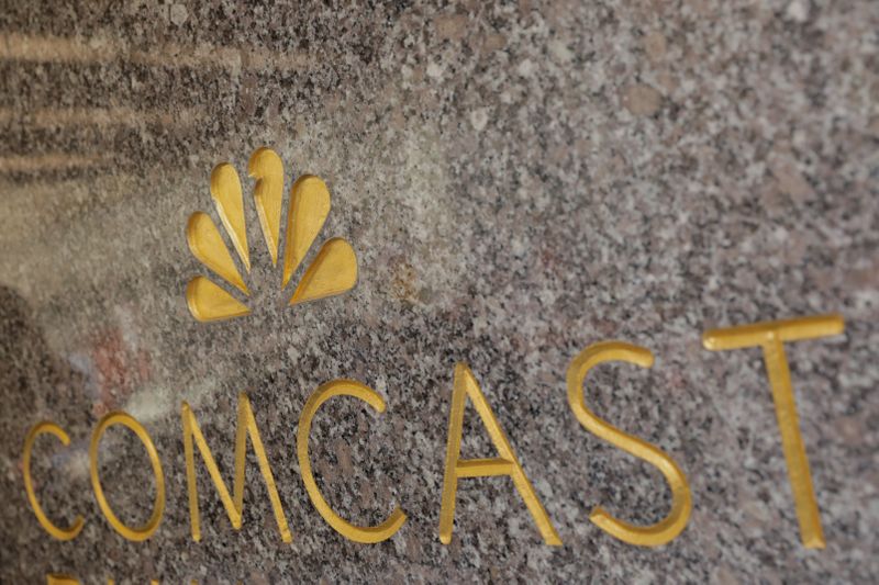 © Reuters. FILE PHOTO: The NBC and Comcast logos are displayed on 30 Rockefeller Plaza in midtown Manhattan in New York
