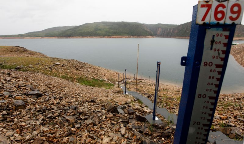 &copy; Reuters. Marcação de nível de reservatório na usina hidrelétrica de Furnas, em São José da Barra (MG)