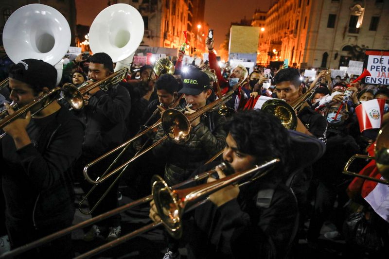 © Reuters. A band plays after Francisco Sagasti from the Centrist Morado Party was elected Peru's interim president by Congress, in Lima