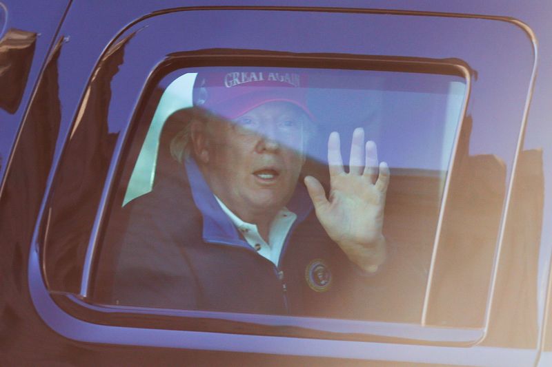 © Reuters. U.S. President Donald Trump arrives to the White House, in Washington