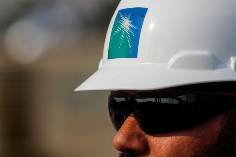 &copy; Reuters. FILE PHOTO: An employee in a branded helmet is pictured at Saudi Aramco oil facility in Abqaiq