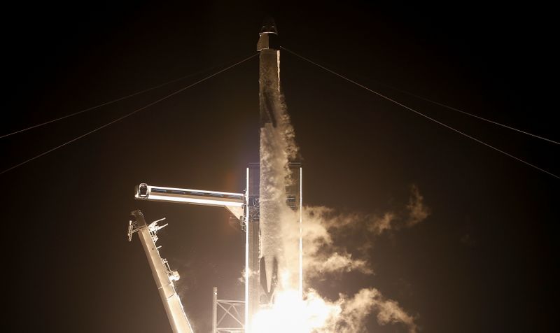 © Reuters. 野口さん搭乗の宇宙船、国際宇宙ステーションにドッキング成功