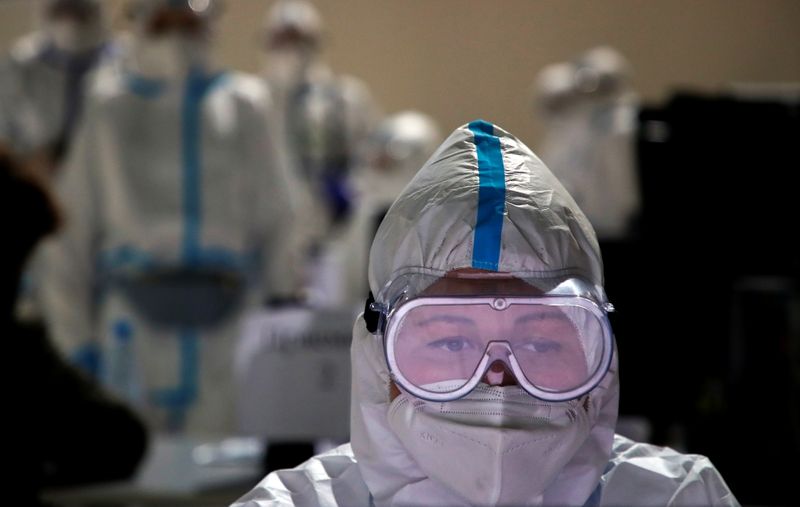 &copy; Reuters. FOTO DE ARCHIVO: Un trabajaor médico en Moscú