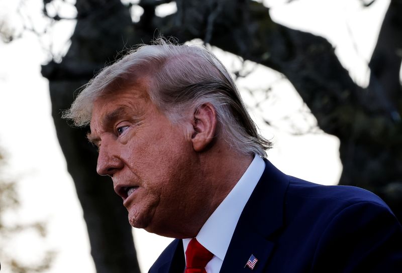 &copy; Reuters. FOTO DE ARCHIVO: El presidente de los Estados Unidos, Donald Trump, en la Casa Blanca en Washington, EEUU, el 13 de noviembre de 2020