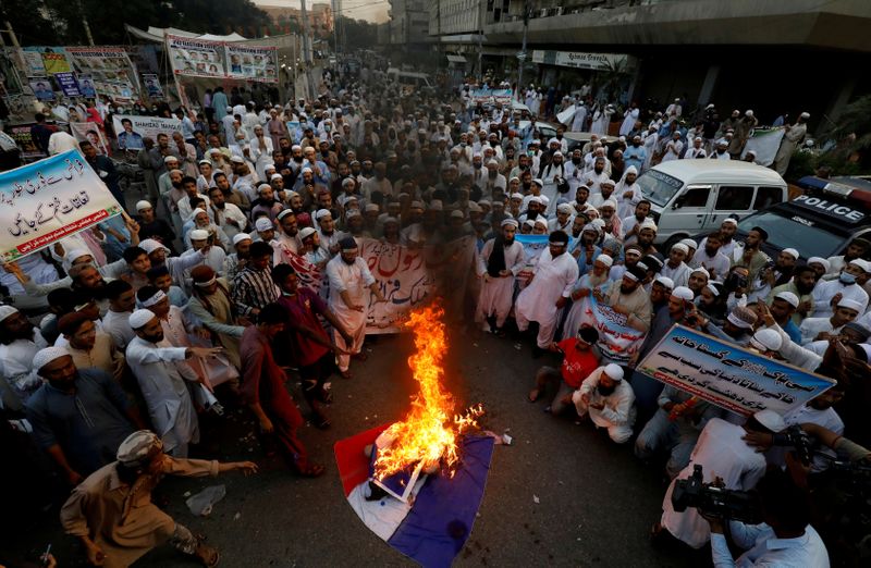 &copy; Reuters. جماعة إسلامية باكستانية تلغي احتجاجا على رسوم تصور النبي محمد
