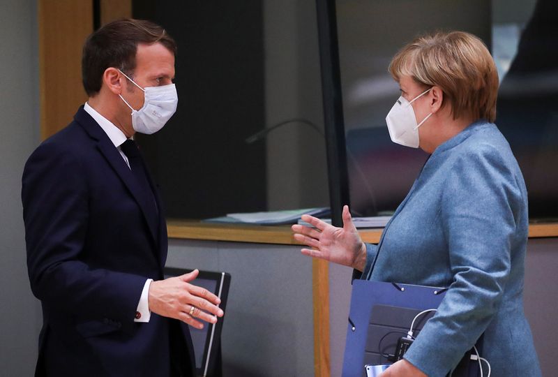 &copy; Reuters. La canciller alemana Angela Merkel y el presidente de Francia Emmanuel Macron asisten a la cumbre presencial de la UE en Bruselas, Bélgica, el 15 de octubre de 2020