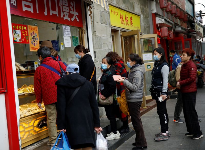 &copy; Reuters. Pessoas compram alimentos em Pequim