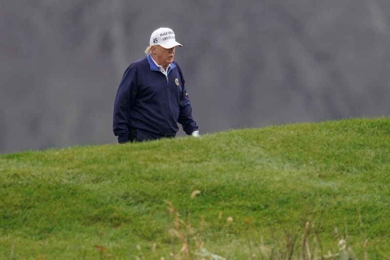 &copy; Reuters. U.S. President Donald Trump plays golf at the Trump National Golf Club in Sterling, Virginia