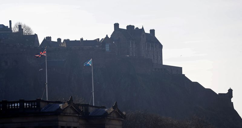 © Reuters. Flags fly in front of Edinburgh Castle, Edinburgh, Scotland