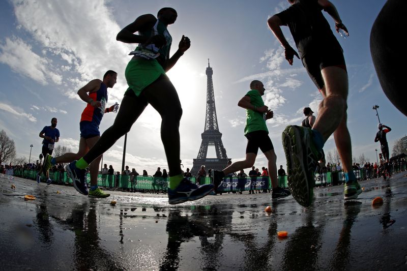 © Reuters. انطلاق ماراثون باريس 2021 يوم 17 أكتوبر
