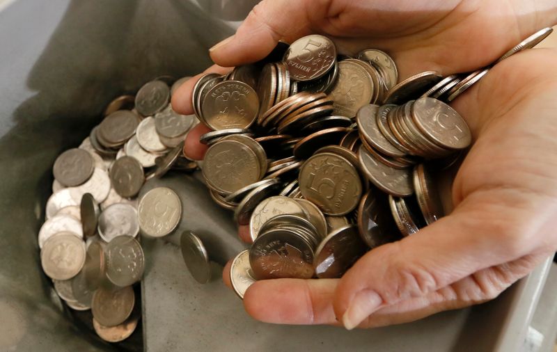 &copy; Reuters. Cashier counts Russian rouble coins in Krasnoyarsk