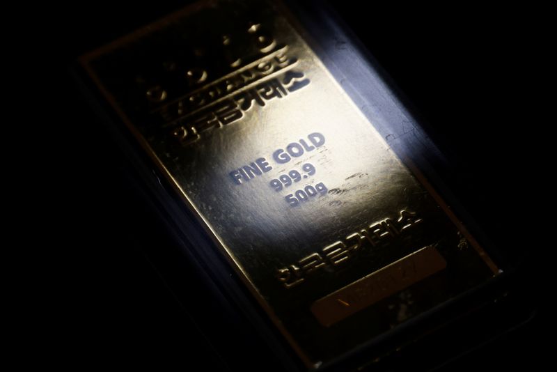 &copy; Reuters. Gold bars are pictured on display at Korea Gold Exchange in Seoul