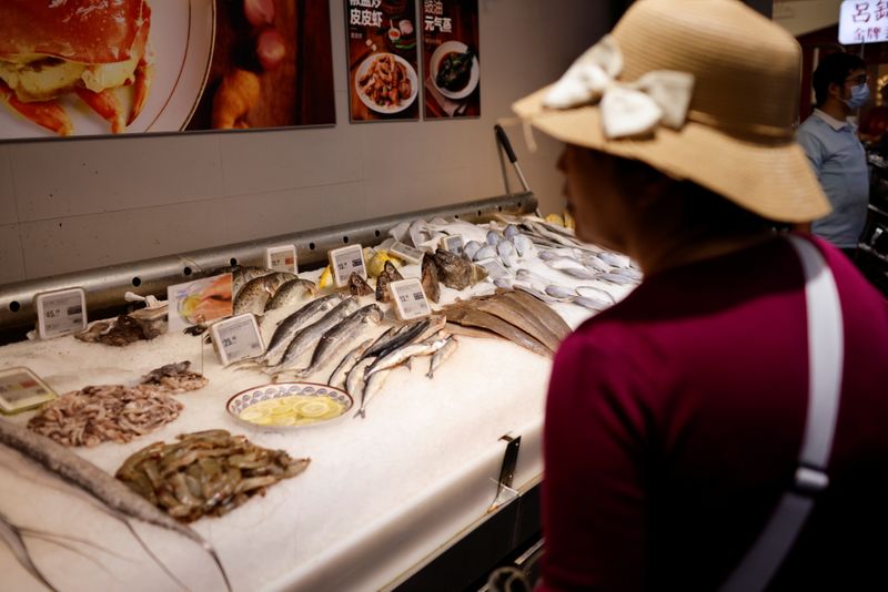 &copy; Reuters. Mulher olha para frutos do mar em supermercado em Xangai