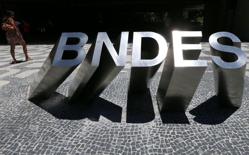 &copy; Reuters. Logo do BNDES na entrada principal do edifício-sede do banco estatal no Rio de Janeiro