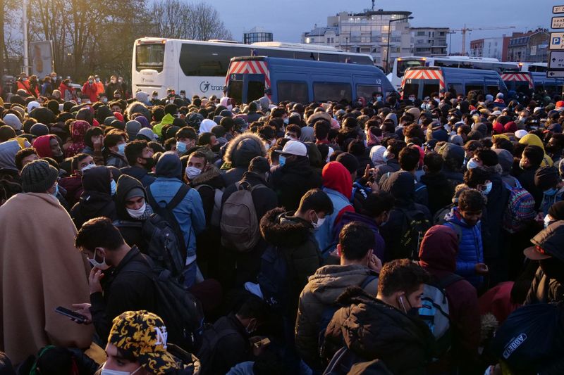 © Reuters. إخلاء مخيم للمهاجرين بالقرب من استاد فرنسا الوطني