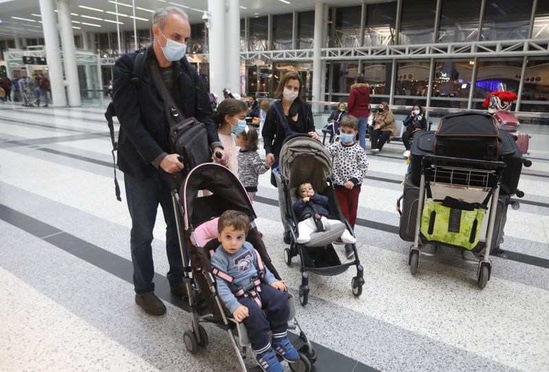 © Reuters. عن كثب-ضربة موجعة للرعاية الصحية..مئات الأطباء المحبطين يرحلون عن لبنان