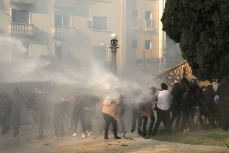 &copy; Reuters. Confrontos durante protestos em Atenas