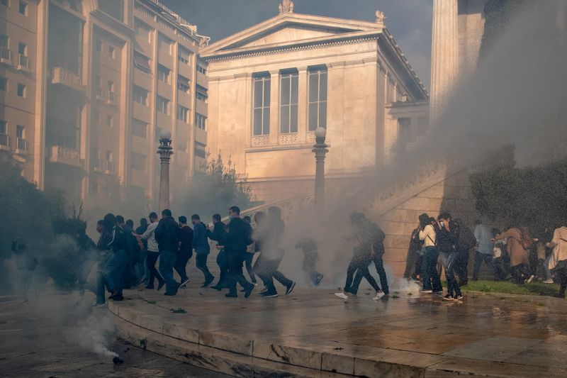 &copy; Reuters. اشتباكات في اليونان الخاضعة للعزل العام في ذكرى انتفاضة 1973 الطلابية