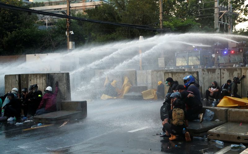 &copy; Reuters. タイのデモで18人負傷、警察が放水銃と催涙弾使用