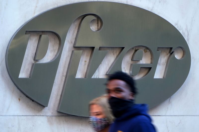 &copy; Reuters. IMAGEN DE ARCHIVO. Perosnas caminan frente al edificio central de Pfizer en el distrito de Manhattan, en la Ciudad de Nueva York, Nueva York, EEUU